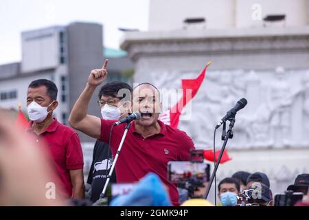 Bangkok, Thailand. September 2021. Nattawut Saikua spricht während der Demonstration.Demonstranten der Roten Trikot sammeln einen Automob von der Kreuzung Asok zum Demokratie-Denkmal, um den Rücktritt von Prayut Chan-O-Cha, dem Premierminister von Thailand, zu fordern. Kredit: SOPA Images Limited/Alamy Live Nachrichten Stockfoto