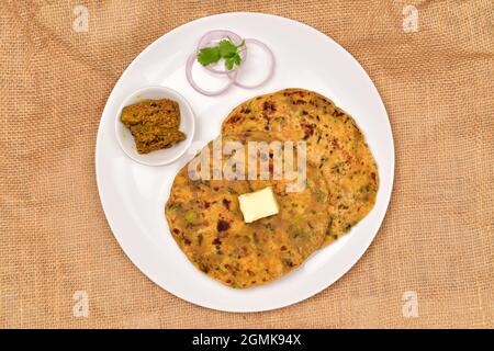 Draufsicht auf Fenugreek Paratha mit Mango Pickle in Teller Stockfoto