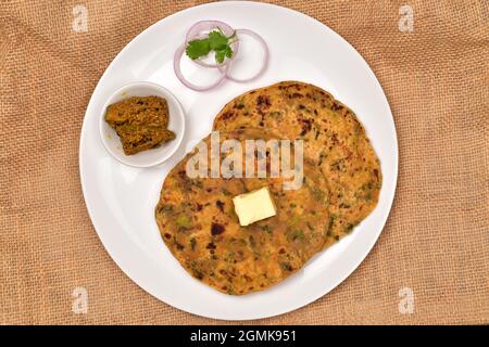 Draufsicht auf Methi Paratha mit Gurke auf dem Teller, gesundes indisches Frühstück Stockfoto