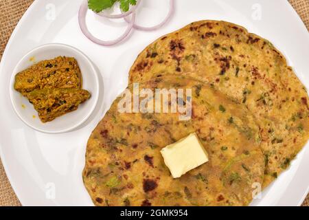 Nahaufnahme von Methi Paratha mit Pickle Stockfoto