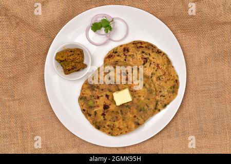 Thepla mit Aachar in Teller Gujarati Frühstück Stockfoto