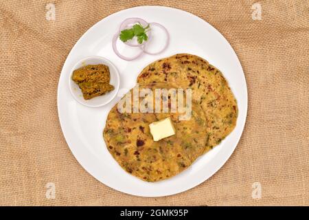 Draufsicht auf Gujarati Food Thepla mit Butter und Pickle in Teller Stockfoto