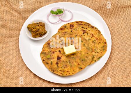 Thepla in Teller, Gujrati Essen Thepla mit Pficke Stockfoto