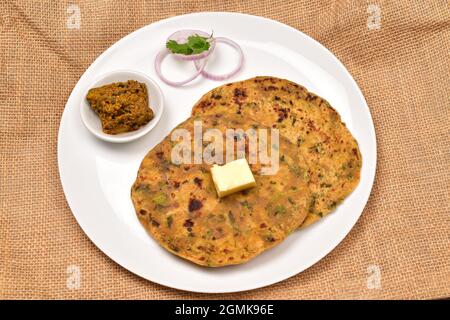 Berühmte Gujarati Food Thepla mit Mango Pickle in Teller Stockfoto