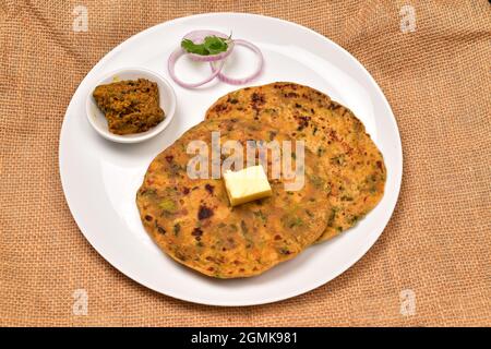 Butter Paratha gefüllt mit Fenugreek in Teller, Methi Paratha Pickle Stockfoto