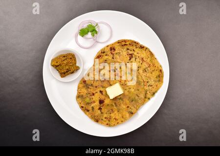 Methi Paratha mit Butter und Pickle in Plate, gesunde indische Mahlzeit Stockfoto