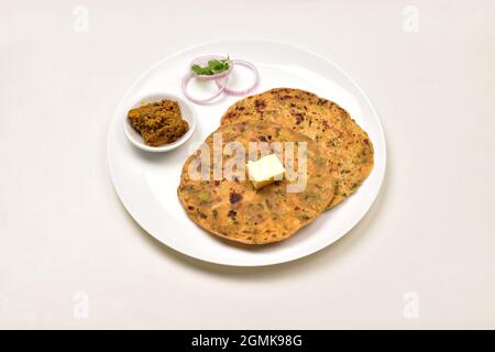 Butter Paratha mit Pickle in Teller isoliert auf weißem Hintergrund, Gujrati Essen Stockfoto