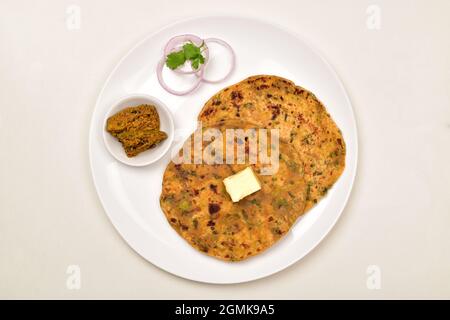 Draufsicht auf Fenugreek Paratha mit Aachar in Platte isoliert auf weißem Hintergrund Stockfoto