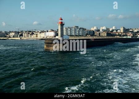 Blick auf den Leuchtturm am Meer in Porto, Portugal. Stockfoto