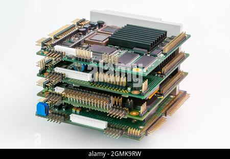 pc104-Stapel robuster eingebetteter Computerplatinen auf weißem Hintergrund Stockfoto