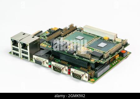 Integrierte robuste cpu-Platine auf weißem Hintergrund Stockfoto