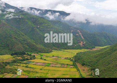 Landwirtschaftliche Felder indigener Gemeinschaften in einem Tal des Vulkankrrater Pululahua, Quito, Ecuador. Stockfoto