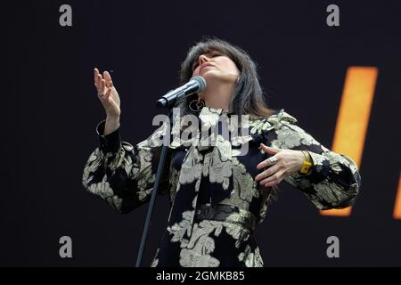 Newport, Großbritannien. September 2021. Die irische Sängerin, Songwriterin und Multiinstrumentalistin Imelda Mary Higham, professionell bekannt als Imelda May, spielt live auf der Bühne des Isle of Wight Festivals. Kredit: SOPA Images Limited/Alamy Live Nachrichten Stockfoto