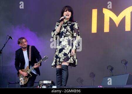 Newport, Großbritannien. September 2021. Die irische Sängerin, Songwriterin und Multiinstrumentalistin Imelda Mary Higham, professionell bekannt als Imelda May, spielt live auf der Bühne des Isle of Wight Festivals. Kredit: SOPA Images Limited/Alamy Live Nachrichten Stockfoto