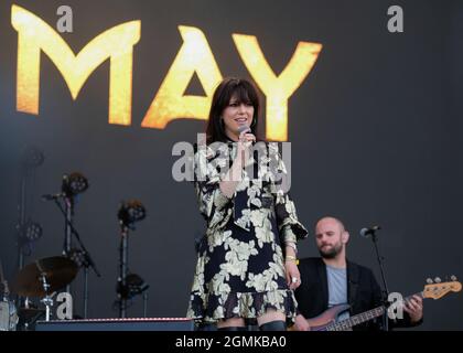 Newport, Großbritannien. September 2021. Die irische Sängerin, Songwriterin und Multiinstrumentalistin Imelda Mary Higham, professionell bekannt als Imelda May, spielt live auf der Bühne des Isle of Wight Festivals. Kredit: SOPA Images Limited/Alamy Live Nachrichten Stockfoto