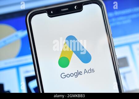 Google-AdWords-Logo auf dem Smartphone ist eine Online-Marketing- oder Werbeplattform, die von Google bereitgestellt wird Stockfoto