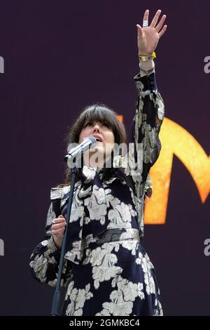 Newport, Großbritannien. September 2021. Die irische Sängerin, Songwriterin und Multiinstrumentalistin Imelda Mary Higham, professionell bekannt als Imelda May, spielt live auf der Bühne des Isle of Wight Festivals. (Foto von Dawn Fletcher-Park/SOPA Images/Sipa USA) Quelle: SIPA USA/Alamy Live News Stockfoto