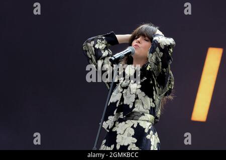 Newport, Großbritannien. September 2021. Die irische Sängerin, Songwriterin und Multiinstrumentalistin Imelda Mary Higham, professionell bekannt als Imelda May, spielt live auf der Bühne des Isle of Wight Festivals. (Foto von Dawn Fletcher-Park/SOPA Images/Sipa USA) Quelle: SIPA USA/Alamy Live News Stockfoto