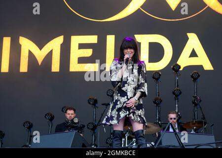 Newport, Großbritannien. September 2021. Die irische Sängerin, Songwriterin und Multiinstrumentalistin Imelda Mary Higham, professionell bekannt als Imelda May, spielt live auf der Bühne des Isle of Wight Festivals. (Foto von Dawn Fletcher-Park/SOPA Images/Sipa USA) Quelle: SIPA USA/Alamy Live News Stockfoto