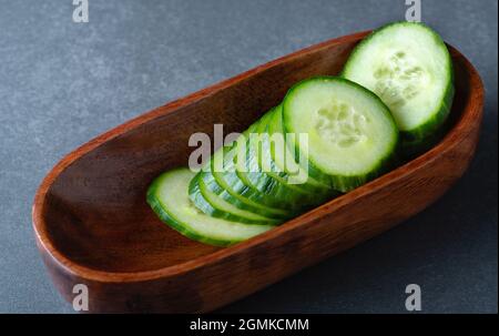 Frische Gurke in einem Teller am Tisch in Scheiben geschnitten Stockfoto