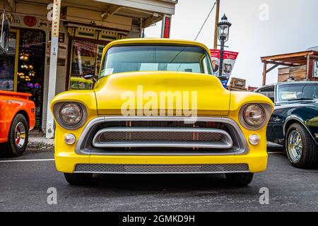 Virginia City, NV - 31. Juli 2021: 1957 Chevrolet Task Force 3100 Stepside Pickup Truck auf einer lokalen Automhow. Stockfoto