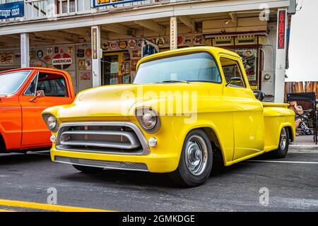 Virginia City, NV - 31. Juli 2021: 1957 Chevrolet Task Force 3100 Stepside Pickup Truck auf einer lokalen Automhow. Stockfoto