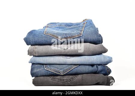 Stapel gefalteter Jeans isoliert auf weißem Hintergrund mit Beschneidungspfad Stockfoto