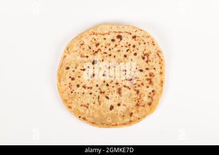 Draufsicht auf hausgemachten Paratha auf weißem Hintergrund Stockfoto