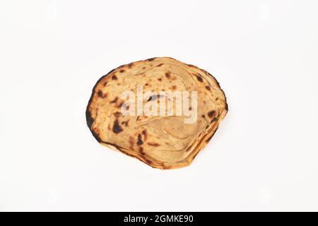 Layered Paratha isoliert auf weißem Hintergrund mit Beschneidungspfad, Lacha Paratha Stockfoto