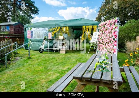 Ein Pavillon in einem Garten eingerichtet und dekoriert bereit für eine 40. Geburtstagsparty. Stockfoto
