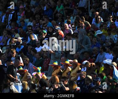 Birmingham, Großbritannien. September 2021. Fans Vitality Men's T20 Blast Finals Day 2021 2 x Halbfinale, dann Finale Edgsbaston Cricket Ground Birmingham Credit: SPP Sport Press Foto. /Alamy Live News Stockfoto