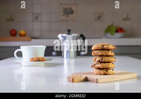 Stapel von Haferflocken Cookies mit Stückchen Schokolade liegt auf dem Tisch Stockfoto