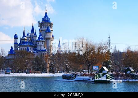 Blue Retro Märchenschloss am Seeufer im Winter unter Schnee Eskisehir Türkei Stockfoto