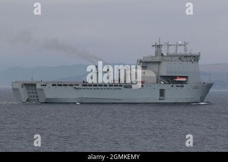 RFA Mounts Bay (L3008), ein Landungsschiff der Bay-Klasse, das vom Royal Fleet Auxiliary betrieben wird und Gourock auf dem Firth of Clyde passiert, bevor es an den militärischen Übungen Dynamic Mariner 2021 und Joint Warrior 21-2 teilnahm. Stockfoto