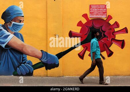 Chennai, Tamil Nadu, Indien. September 2021. Ein Mann geht am Straßenrand in Chennai an einem Covid-19-Coronavirus-Bewusstseinsbild vorbei. (Bild: © Sri Loganathan/ZUMA Press Wire) Stockfoto