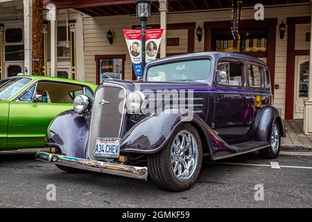 Virginia City, NV - 31. Juli 2021: 1934 Chevrolet Master Sedan auf einer lokalen Automobilmesse. Stockfoto