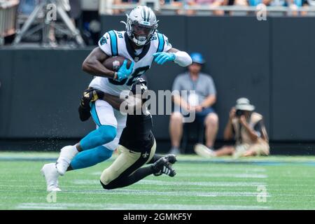 19. September 2021: Carolina Panthers Wide Receiver Terrace Marshall Jr. (88) läuft im ersten Quartal des NFL-Matchup im Bank of America Stadium in Charlotte, NC, gegen die Sicherheit der New Orleans Saints Malcolm Jenkins (27). (Scott Kinser/Cal Sport Media) Stockfoto