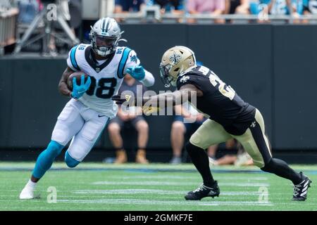 19. September 2021: Carolina Panthers Wide Receiver Terrace Marshall Jr. (88) läuft im ersten Quartal des NFL-Matchup im Bank of America Stadium in Charlotte, NC, gegen die Sicherheit der New Orleans Saints Malcolm Jenkins (27). (Scott Kinser/Cal Sport Media) Stockfoto