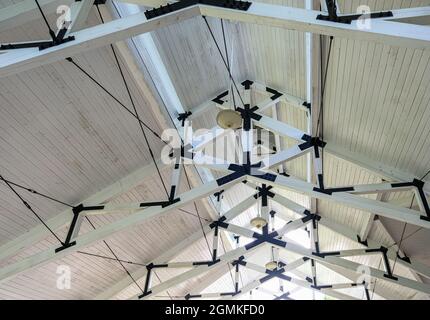 Weißes Holz und schwarzes Eisen Stockfoto