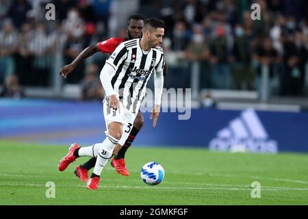 Turin, Italien. September 2021. Rodrigo Bentancur von Juventus FC kontrolliert den Ball während des Serie-A-Spiels zwischen Juventus FC und AC Mailand im Allianz-Stadion am 19. Dezember 2021 in Turin, Italien. Quelle: Marco Canoniero/Alamy Live News Stockfoto