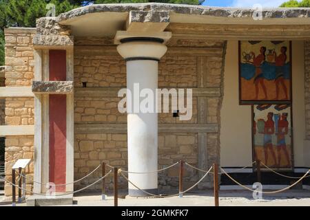 Der minoische Palast von Knossos auf der griechischen Insel Kreta ist eine archäologische Stätte aus der Bronzezeit südlich der Hafenstadt Heraklion. Sehen Sie sich zwei Wandgemälde an. Stockfoto