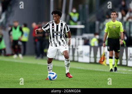 Turin, Italien. September 2021. Juan Cuadrado von Juventus FC kontrolliert den Ball während des Serie-A-Spiels zwischen Juventus FC und AC Mailand im Allianz-Stadion am 19. September 2021 in Turin, Italien. Quelle: Marco Canoniero/Alamy Live News Stockfoto