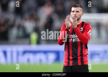 Turin, Italien. September 2021. Ante Rebic vom AC Mailand feiert nach dem Sieg im Serie-A-Spiel zwischen dem FC Juventus und dem AC Mailand am 19. September 2021 in Turin, Italien, im Allianz-Stadion. Quelle: Marco Canoniero/Alamy Live News Stockfoto