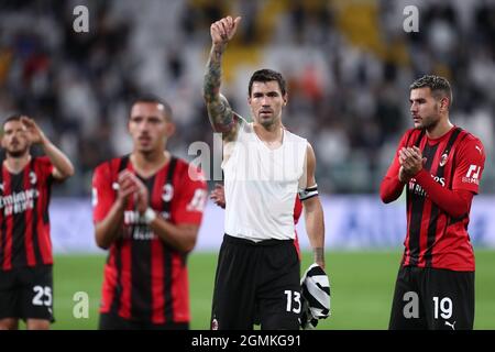 Turin, Italien. September 2021. Alessio Romagnoli vom AC Mailand feiert nach dem Sieg im Serie-A-Spiel zwischen dem FC Juventus und dem AC Mailand am 19. September 2021 in Turin, Italien, im Allianz-Stadion. Quelle: Marco Canoniero/Alamy Live News Stockfoto