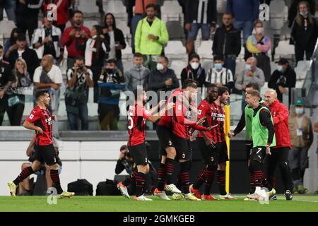 Turin, Italien, 19. September 2021. Ante Rebic vom AC Mailand feiert mit Teamkollegen, nachdem er während des Serie-A-Spiels im Allianz Stadium, Turin, das Spiel mit 1-1 Punkten bewertet hat. Bildnachweis sollte lauten: Jonathan Moscrop / Sportimage Stockfoto