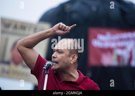 Bangkok, Thailand. September 2021. Nattawut Saikeur, der Anführer der Gruppe der roten Hemden (Pro-Demokratie-Gruppen), spricht während der Demonstration vor dem Demokratiedenkmal.die pro-demokratischen Demonstranten versammelten sich vor dem Demokratiedenkmal, bevor sie ihre Fahrzeuge und blasse Hörner in einem Konvoi zum 15. Jahrestag des Putsches vom September 19 2006 (Staatsstreich von Thailand 2006) fuhren. Und den Rücktritt des thailändischen Premierministers Prayut Chan-O-Cha wegen des Scheiterns der Regierung bei der Bewältigung der COVID-19-Krise fordern. Kredit: SOPA Images Limited/Alamy Live Nachrichten Stockfoto