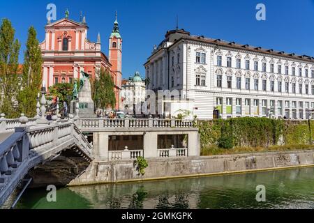 Preseren Platz mit Tromostovje Brücke auf Ljubljanica Fluss mit Cerkev Marijinega oznanjenja Kirche . Stockfoto