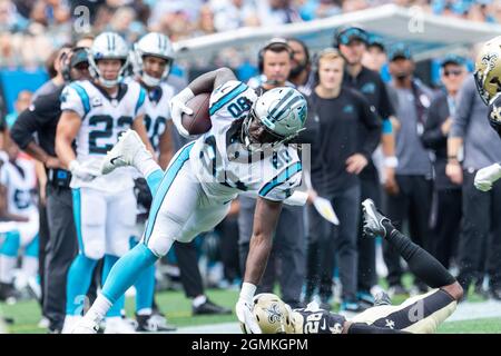 19. September 2021: Carolina Panthers knappes Ende Ian Thomas (80) wird von New Orleans Saints Cornerback P.J. hochgeärgert Williams (26) im zweiten Quartal des NFL-Matchup im Bank of America Stadium in Charlotte, NC. (Scott Kinser/Cal Sport Media) Stockfoto