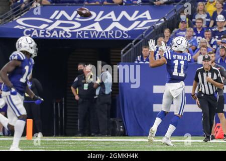 Indianapolis, Indiana, USA. September 2021. Der Indianapolis Colts-Breitempfänger Michael Pittman (11) macht sich im Spiel zwischen den Los Angeles Rams und den Indianapolis Colts im Lucas Oil Stadium, Indianapolis, Indiana, einen Pass durch. (Bild: © Scott Stuart/ZUMA Press Wire) Bild: ZUMA Press, Inc./Alamy Live News Stockfoto