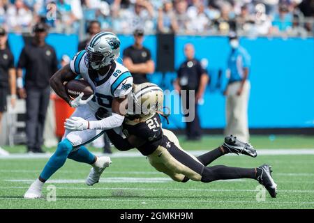 19. September 2021: Carolina Panthers Wide Receiver Terrace Marshall Jr. (88) wird im vierten Quartal des NFL-Matchup im Bank of America Stadium in Charlotte, NC, von der Eckpfeiler der New Orleans Saints Bradley Roby (21) bewertet. (Scott Kinser/Cal Sport Media) Stockfoto